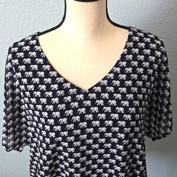 CABI Parade Blouse Elephant Print Top Navy White Sz Medium #5345 - Picture 2 of 11